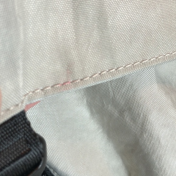 GU Baggu messenger bag in gray silver! - Picture 8 of 9